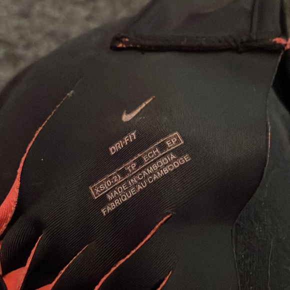 Nike dry fit - Very unique work out top very sexy - Picture 4 of 4